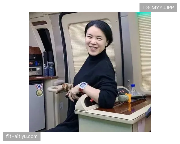 王楠机场照那件外套标价比我这两个月工资还多，朋友刷到都怀疑人生